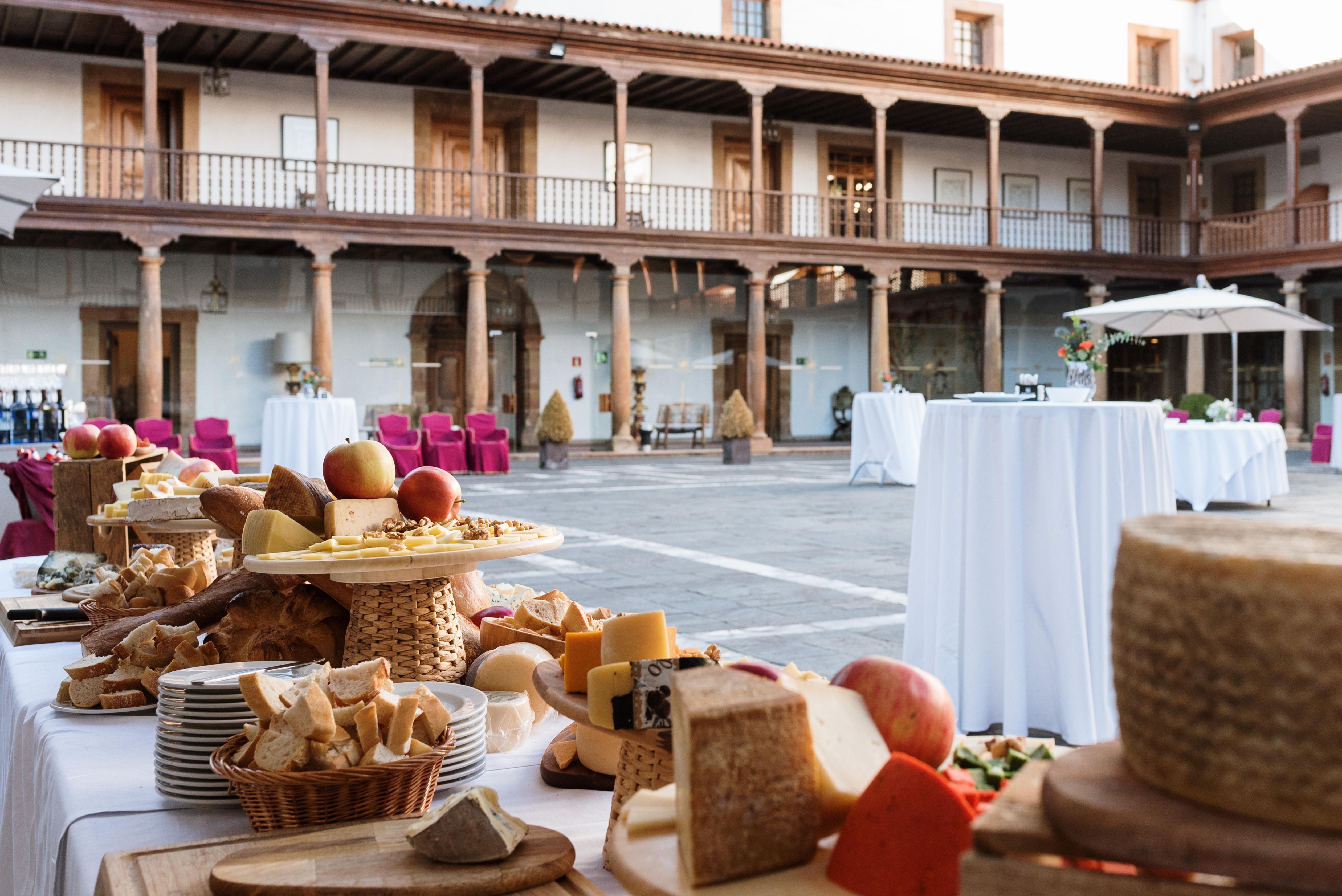 Eurostars Hotel De La Reconquista Οβιέδο Εξωτερικό φωτογραφία Cheese tasting at the Palacio de Abrantes