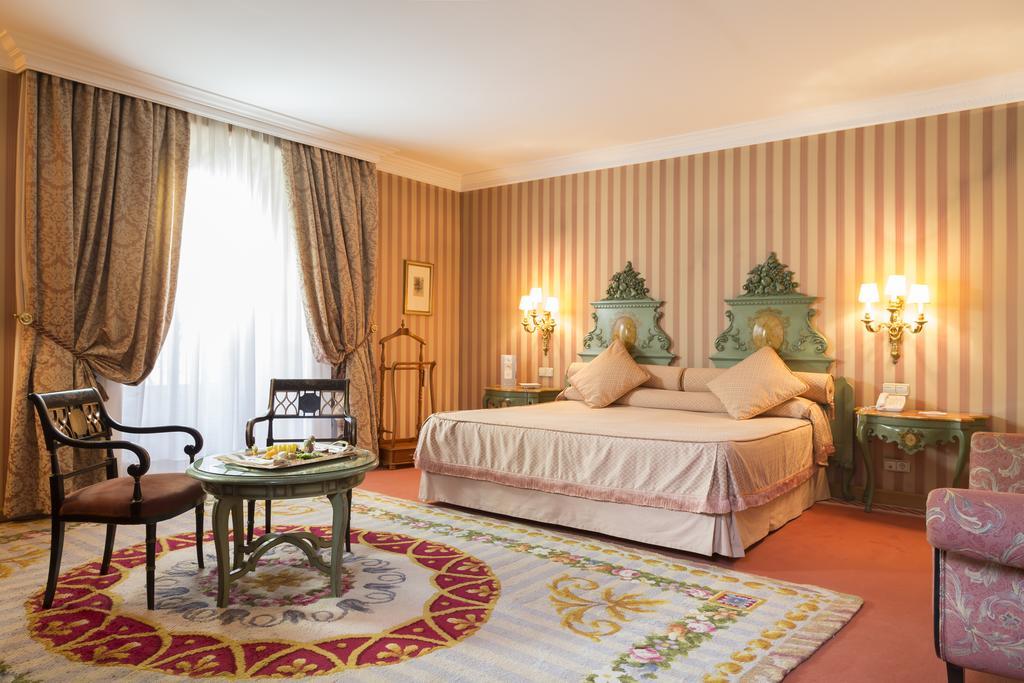 Eurostars Hotel De La Reconquista Οβιέδο Εξωτερικό φωτογραφία A bedroom at the hotel